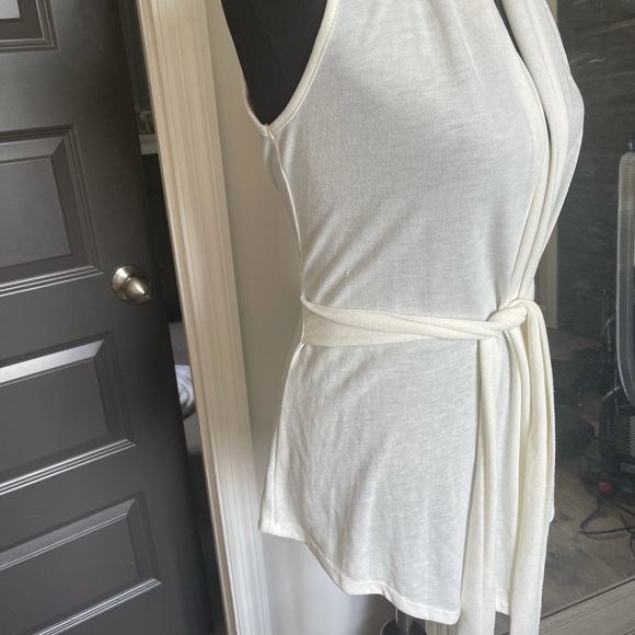 NWT! So Sweet! Halter collar tie front sleeveless wrap blouse. - Picture 3 of 6